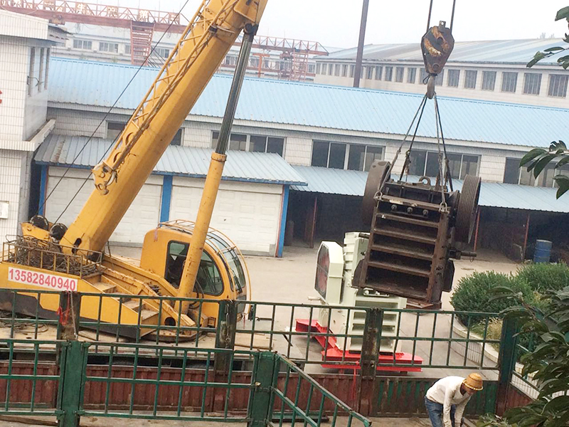 海祥疊層振動(dòng)篩廠家的V型破碎機(jī)在金秋來(lái)臨之際發(fā)貨啦！
